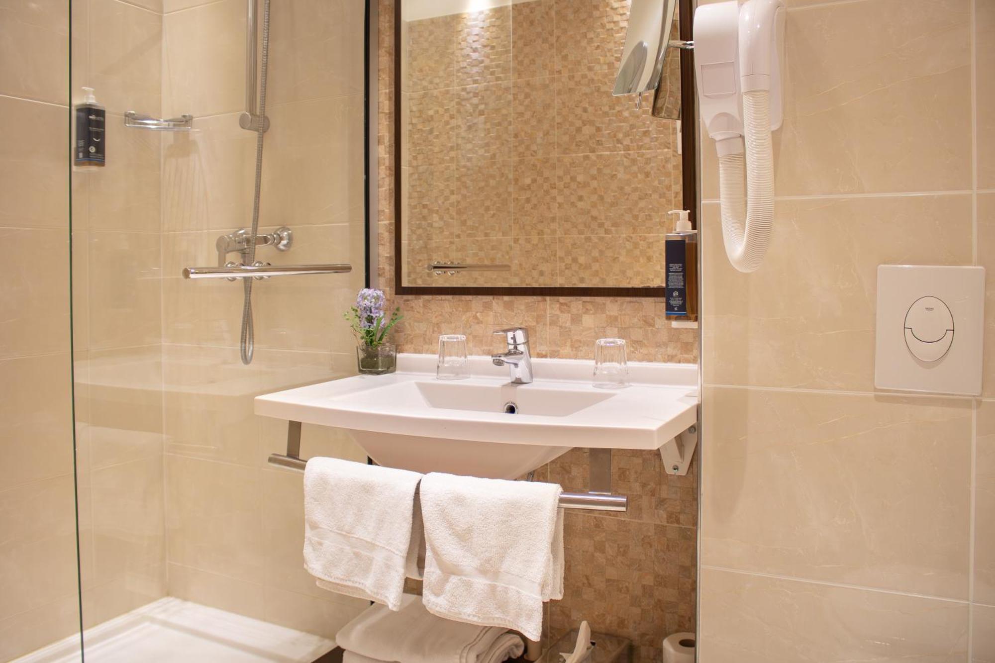 Brit Hotel Chateaudun Luaran gambar